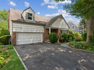 983 E Prospect St, Woodmere, NY 11598