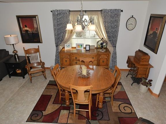 4th image of 889 Sweetbriar Dr
