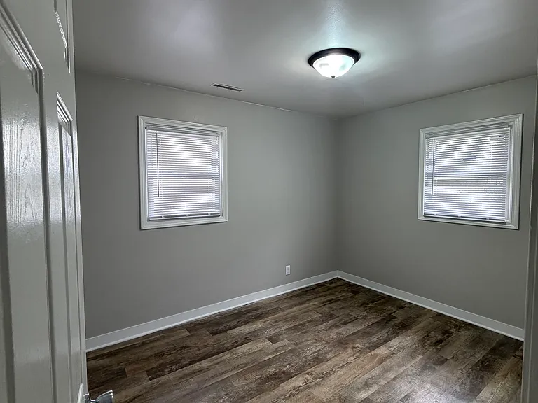 4935 Carolina St — Photo 8