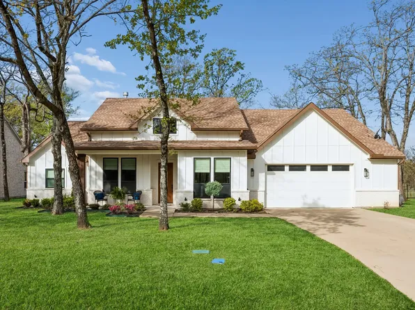 207 Colonial Dr, Mabank, TX 75156