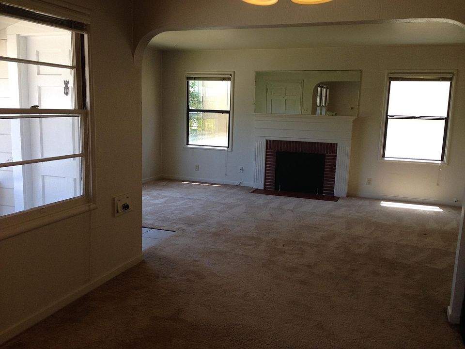 DINING/LIVING ROOM