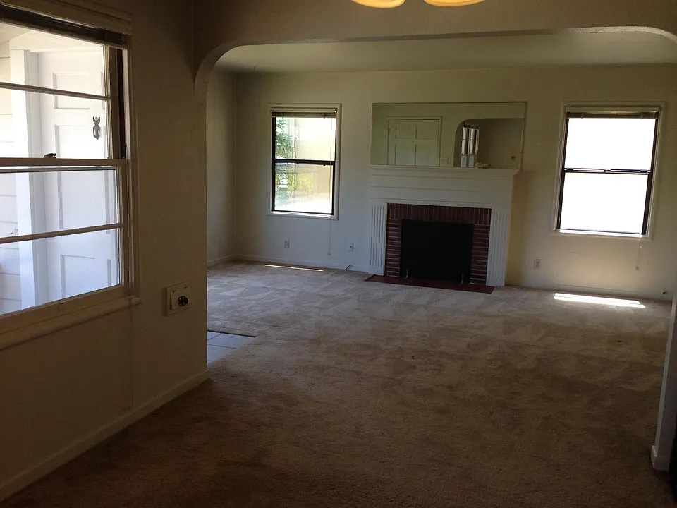 DINING/LIVING ROOM