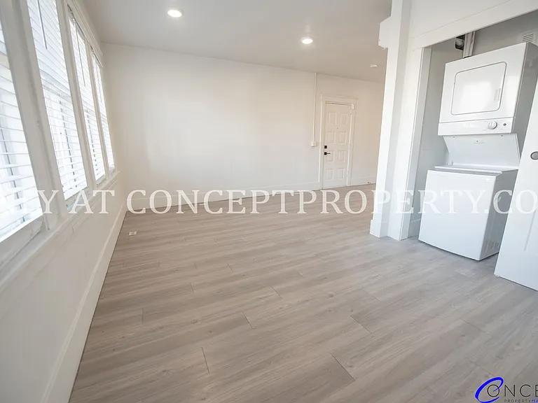 Clairmont — Photo 26
