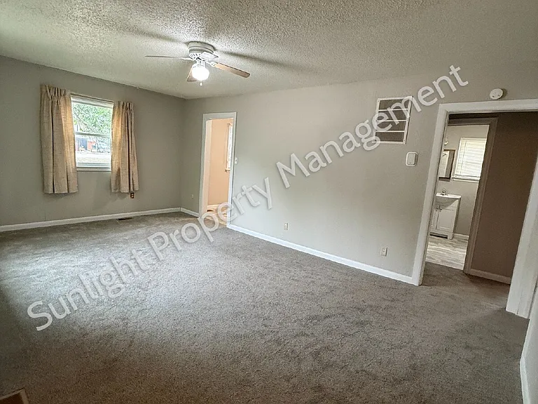 19 4th Ave — Photo 3