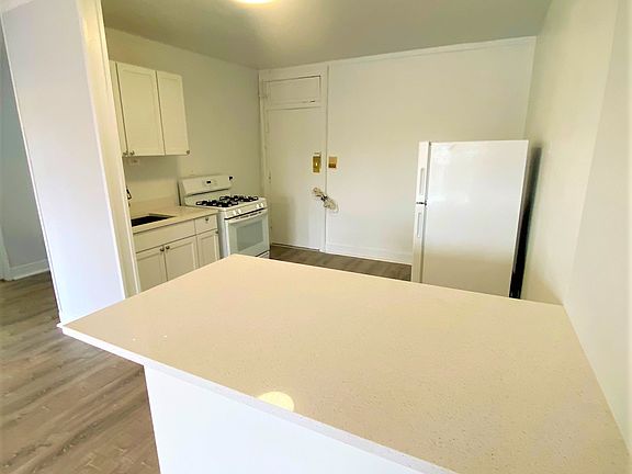 3rd image of 6714 N Northwest Hwy #206