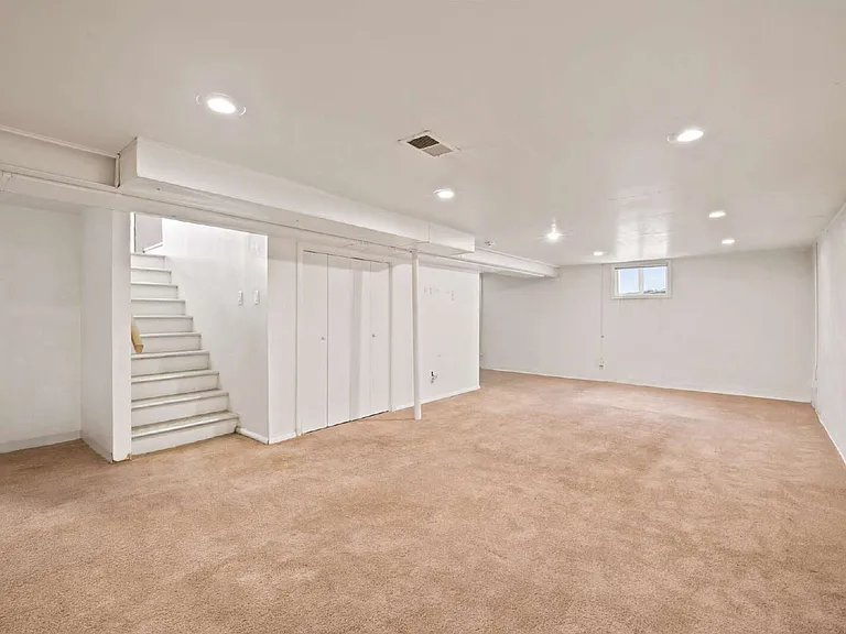 1398 Troy St — Photo 15
