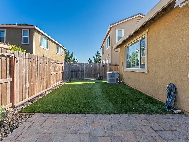 355 Marigold Dr — Photo 4