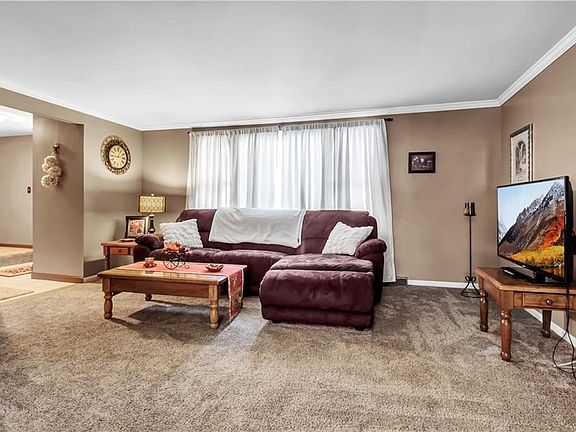 3rd image of 301 Colonial Dr