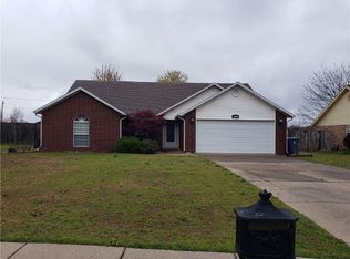 106 E Apple Blossom Ave, Springdale, AR 72764