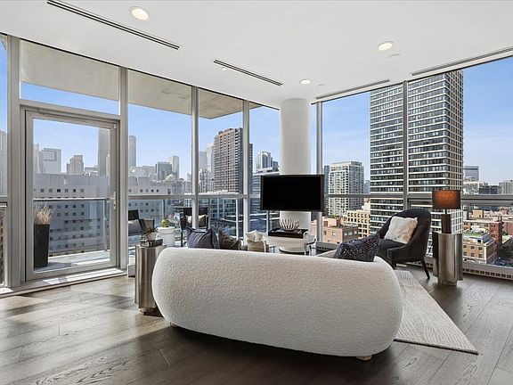 4th image of 110 W Superior St #1602