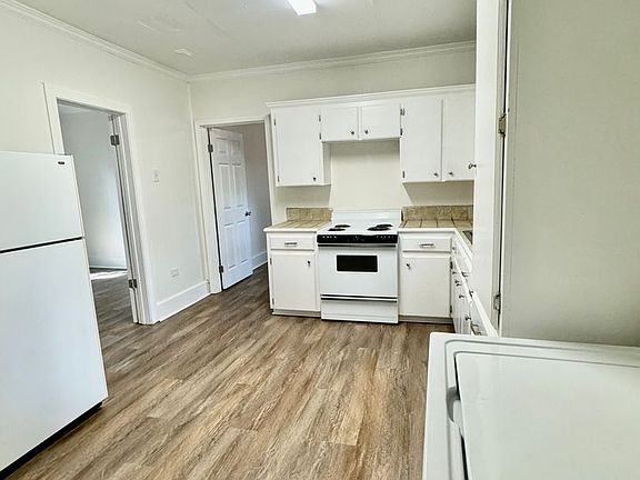 3rd image of 908 E Pershing St