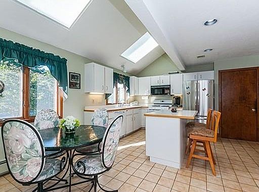 4th image of 1 Applewood Ln