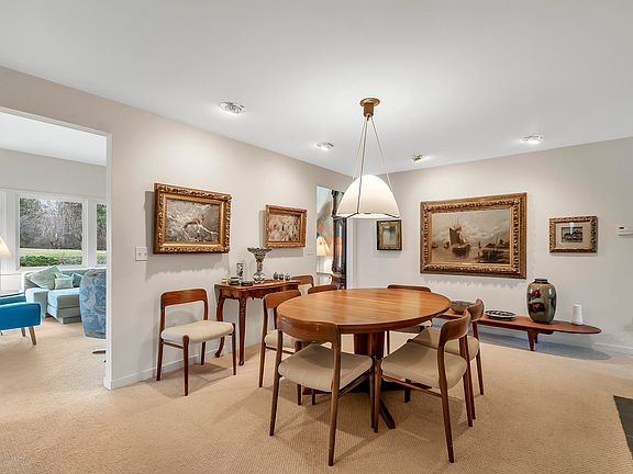 5th image of 842 Lantern Hill Dr