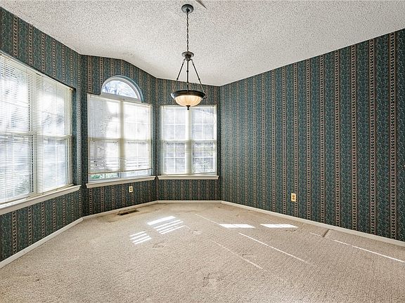 4th image of 4 Spalding Cir