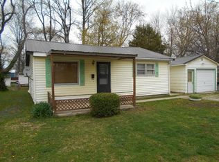 415 Lincoln Ave, Flora, IL 62839