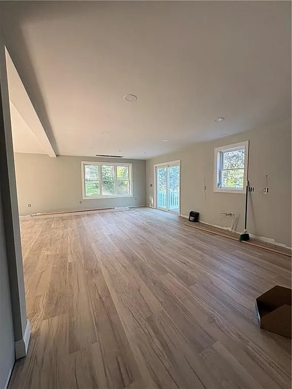 3 bed, 2.0 bath, 2100 sqft, $5,200 — Photo 3