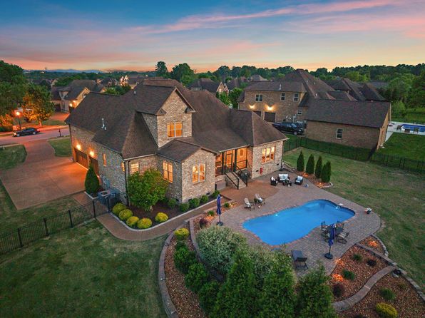 715 Farmington Dr, Lebanon, TN 37087