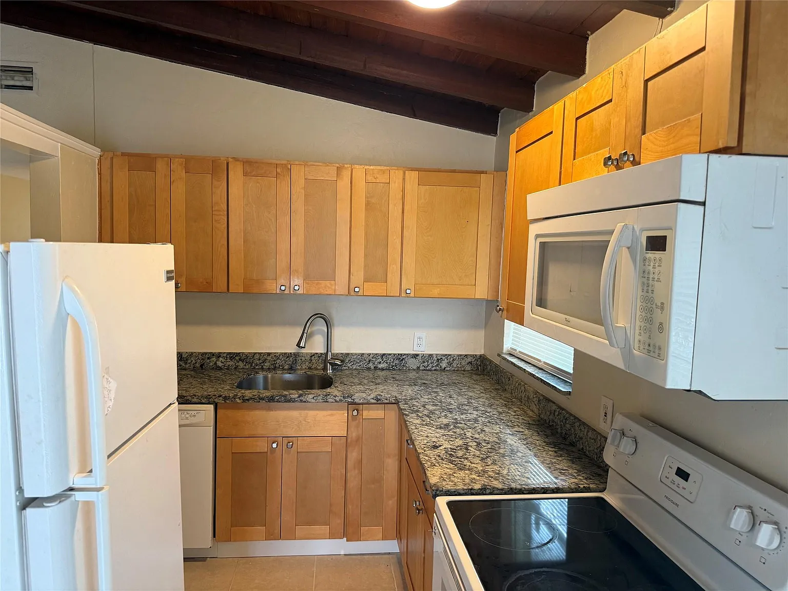 2 bed, 1.0 bath, 888 sqft, $2,500 — Photo 4