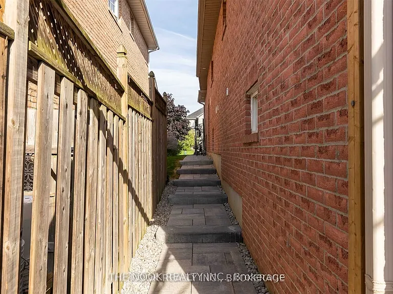 138 Huntington Cres — Photo 21