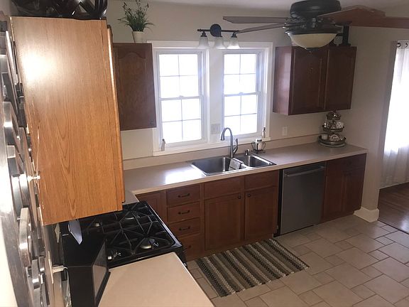 5th image of 902 N Lott Blvd