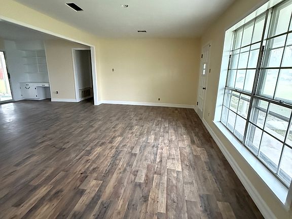 5th image of 1310 E Goliad Ave