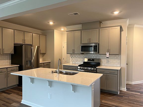 3rd image of 5828 Woodlawn Dr