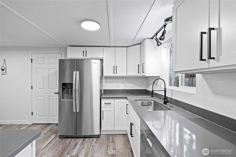 5th image of 507 Violet Meadow Street S