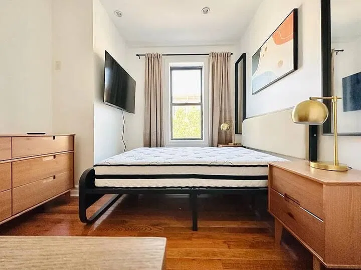 4 bed, 4.0 bath, 1200 sqft, $1,200 — Photo 1
