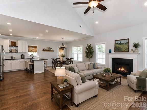 3rd image of 423 Ellicott Ln