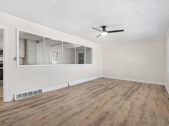 3rd image of 105 Mauldin Cir