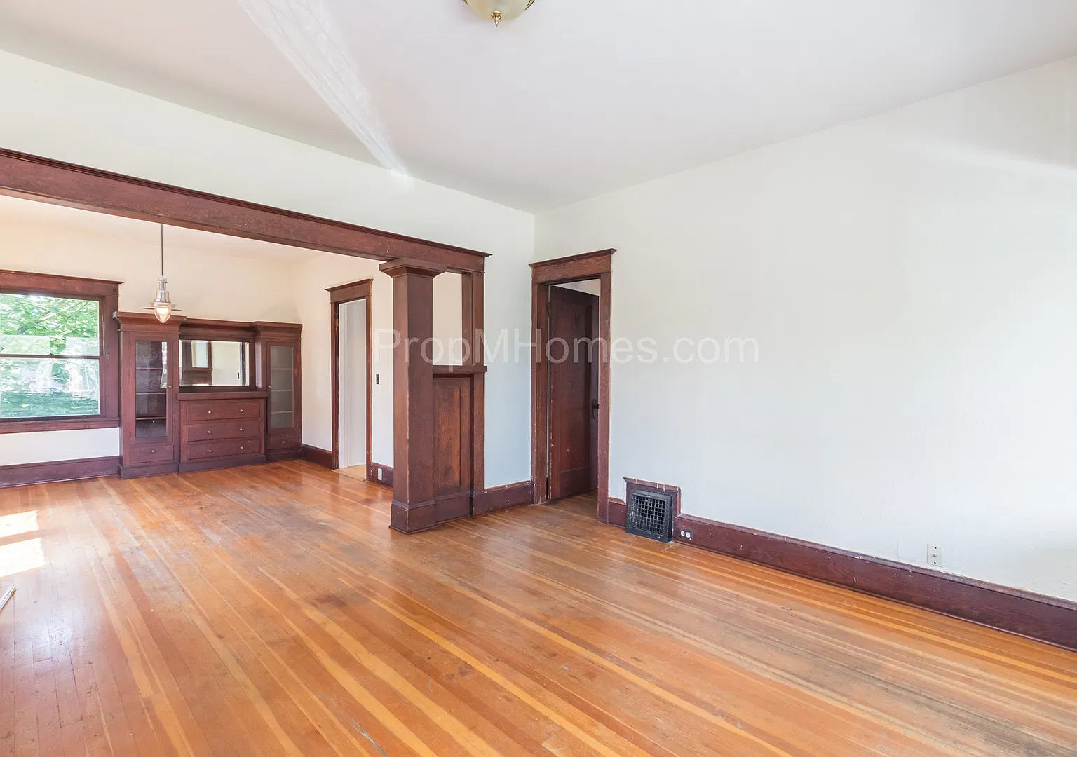 Charming Two Bedroom Duplex in Sunnyside - Embrace Comfort and Convenience! — Photo 3