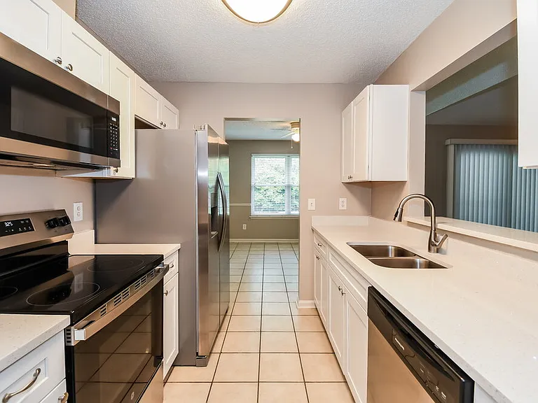 3303 Hampstead Dr — Photo 7