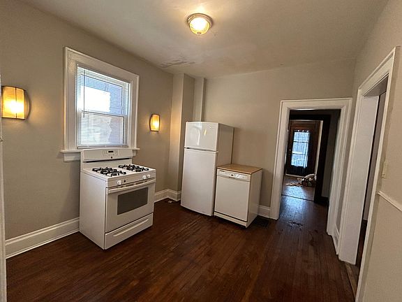 4th image of 376 E 14th Ave