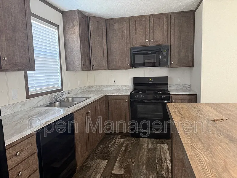 3 bed, 2.0 bath, 1056 sqft, $1,224 — Photo 4