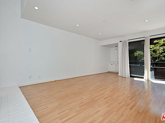 4th image of 4425 Whitsett Ave Unit 218