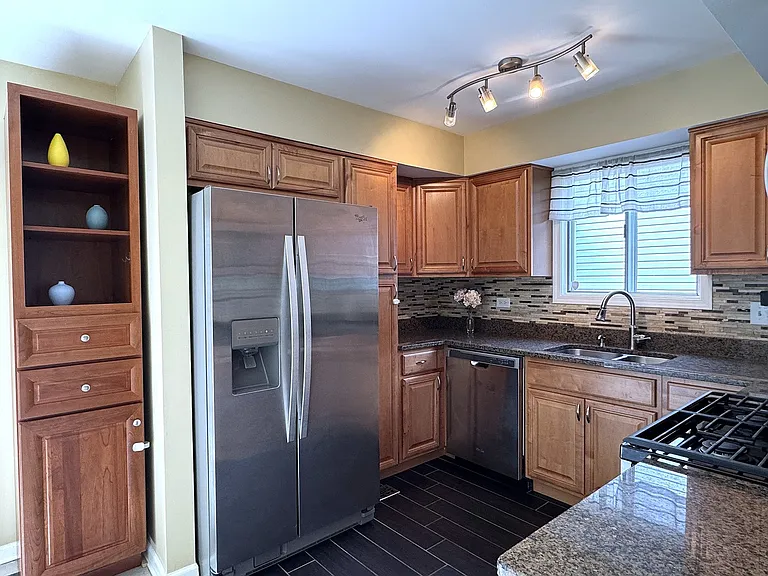 1142 Greensfield Dr — Photo 6