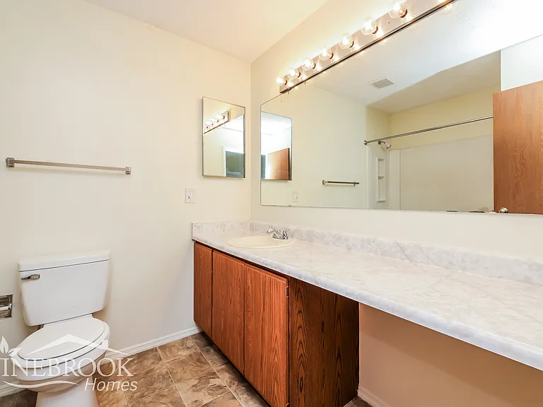 2464 Cross Village Dr — Photo 14