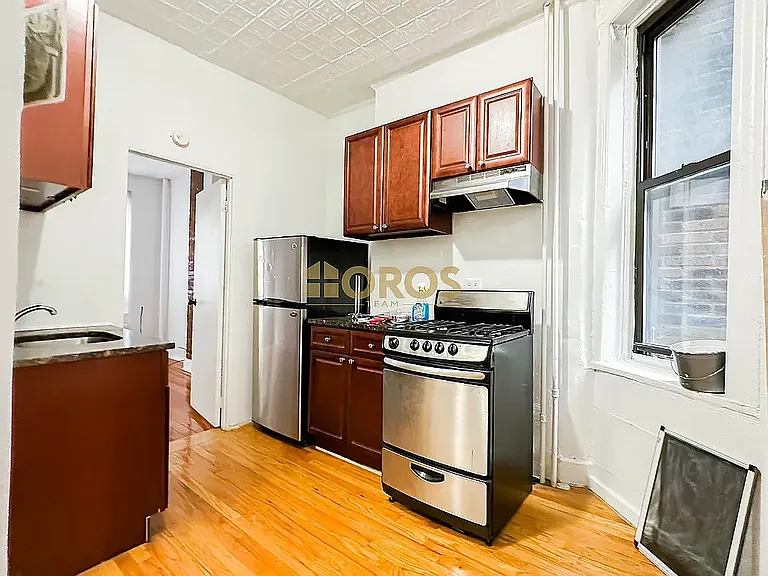 324 E 13th St #12 — Photo 5