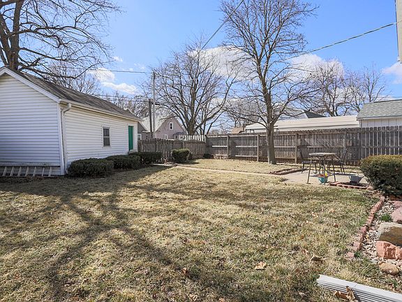 3rd image of 2927 E Ave