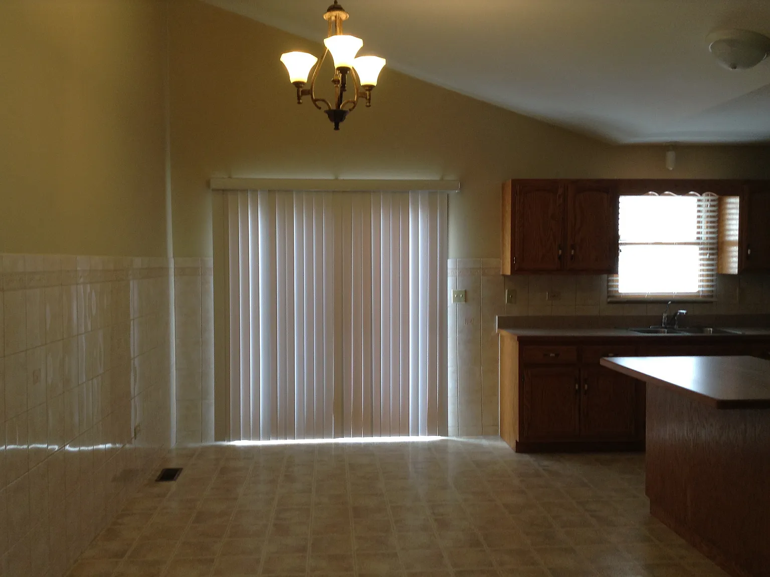 4 bed, 2.0 bath, 2070 sqft, $3,350 — Photo 3