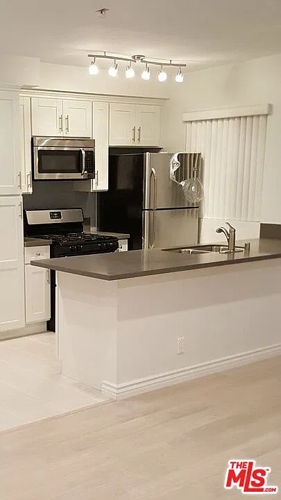 1 bed, 1.0 bath, 850 sqft, $2,395 — Photo 2