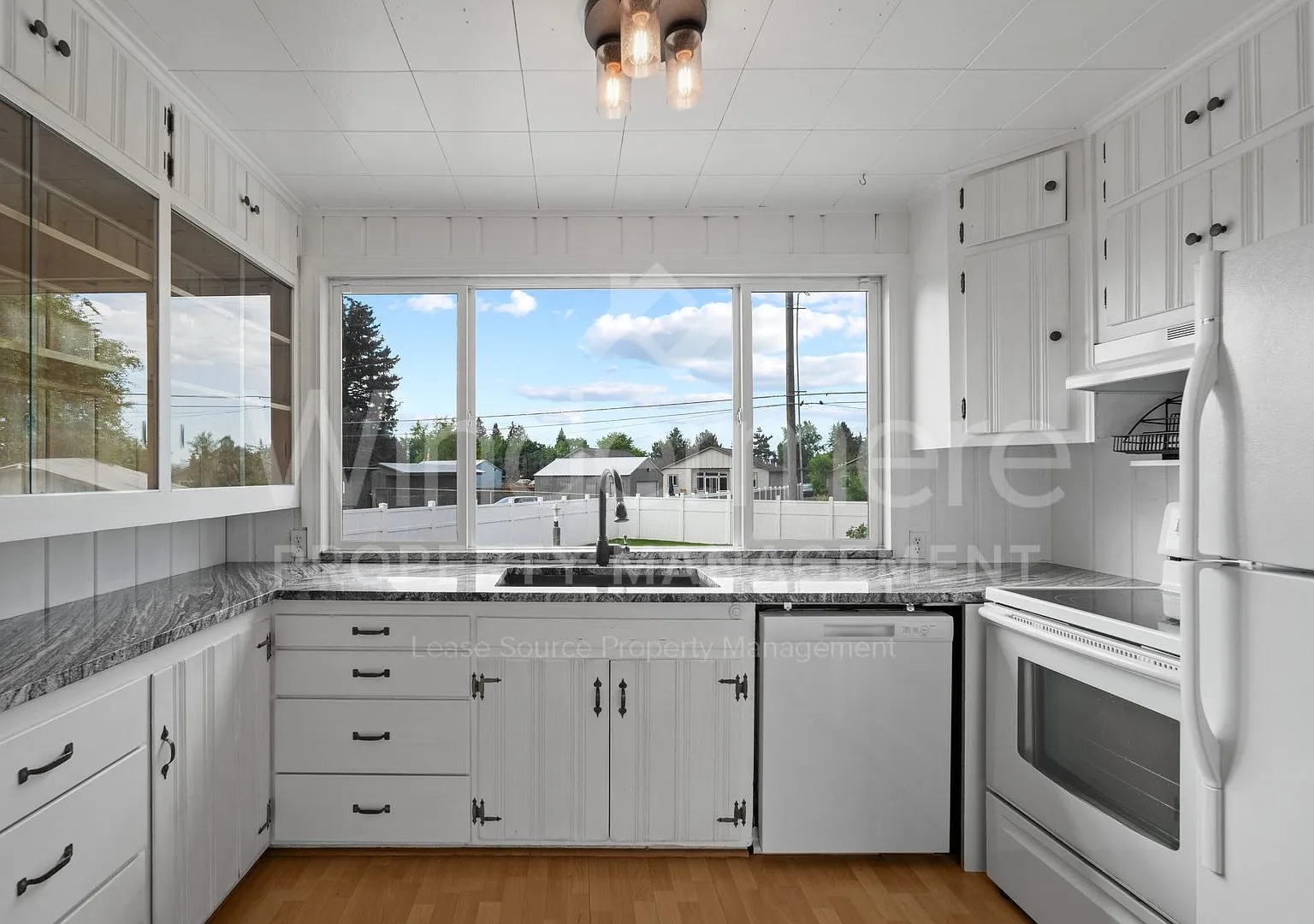 ** First month half off ** Beautiful 3 Bedroom Home - EV Charger - Pet Friendly — Photo 3