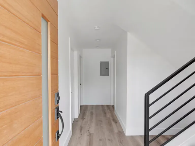 1146 N Sycamore Ave — Photo 3
