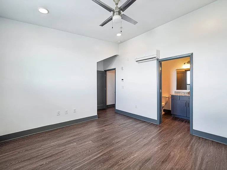 St. Thomas Flats — Photo 38