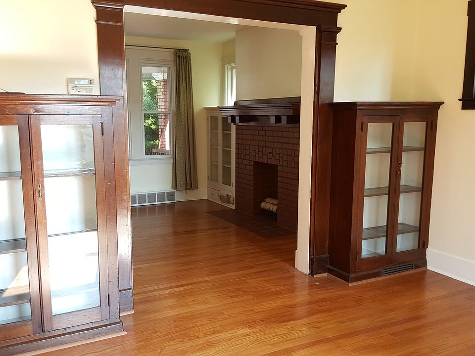 Hardwood Floors & built-ins