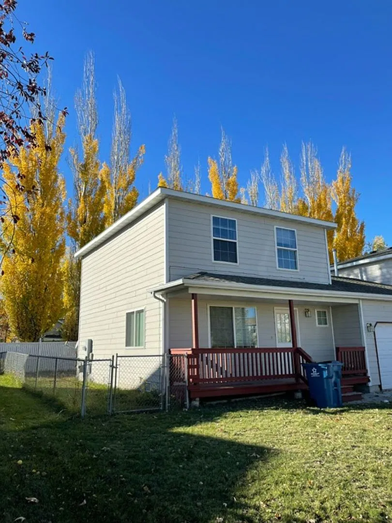 3 Bedroom 2 Bathroom Centrally Located Townhouse — Photo 3
