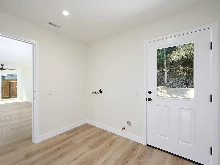 97 Everett St — Photo 32