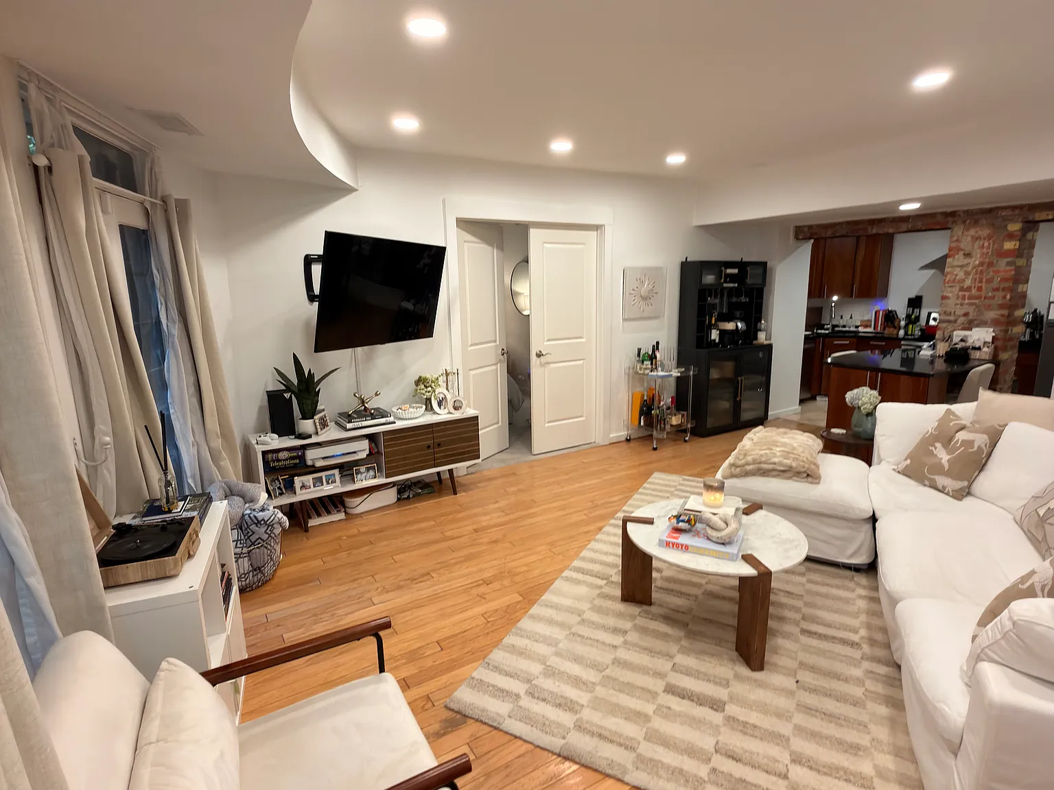 1 bed, 736 sqft, $2,790 — Photo 2