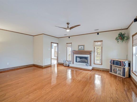 3rd image of 740 W VIRGINIA AVENUE