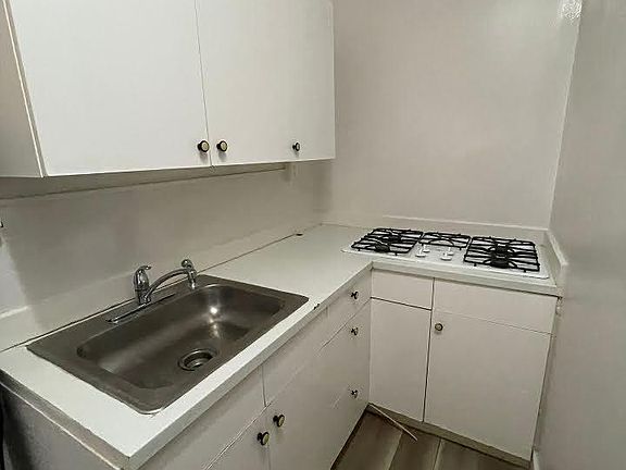 3rd image of 904 S Centre St #D